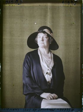 Image représentant https://musee-albert-kahn.s-museum.fr/home/NWQ2OTAwYzNmYjZlZTk1ZWQwODJmMjY4L2dlbmVyaWMtbm90aWNlLXRhYi9hdXRob3JpdHkvNjE3YTc5ZjVjZjhiODk2OGIzMzM3ZDIx/5d6900c3fb6ee95ed082f268/generic-notice-tab/authority/617a79ebcf8b8968b3337298 La Marquise Agnès de Loys-Chandieu