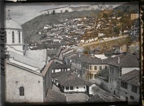 Image représentant L'église épiscopale Saint-Georges, les différentes parties de la ville et la forteresse prises du consulat de Russie