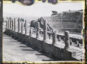 Image représentant Algérie, Timgad, Colonnades de la Scène et gradins du Théâtre