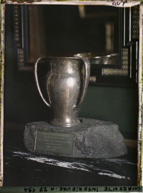 Image représentant France, La Rochelle, Vase offert par la Ville New-Rochelle le 8 Oct 1911. Le bloc de granit provient du roc de la Bonne-foi-Point