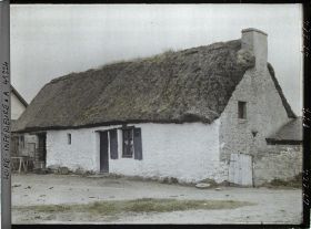 Image représentant Maison basse à toit de chaume
