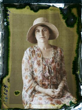Image représentant https://musee-albert-kahn.s-museum.fr/home/NWQ2OTAwYzNmYjZlZTk1ZWQwODJmMjY4L2dlbmVyaWMtbm90aWNlLXRhYi9hdXRob3JpdHkvNjE3YTc5ZjVjZjhiODk2OGIzMzM3ZDIx/5d6900c3fb6ee95ed082f268/generic-notice-tab/authority/617a79ebcf8b8968b333756d Mademoiselle Nathalie Penrose