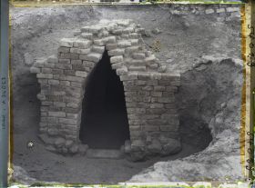 Image représentant Entrée par un escalier d'un caveau voûté en encorbellement