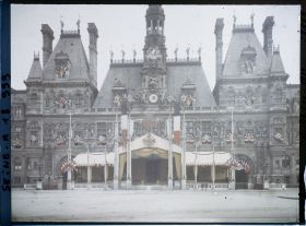 Image représentant L'Hôtel de Ville de Paris décoré de la Croix de Guerre