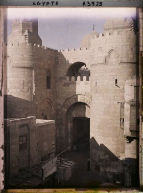 Image représentant Porte Bab Zouelia, une des entrées de la citadelle (el-Kal'a) de Saladin