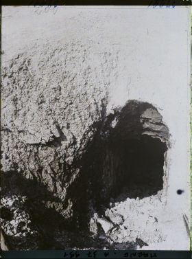 Image représentant France, Mont Cornillet, Entrée d'une galerie détruite par un obus incendiaire (Pente Sud)