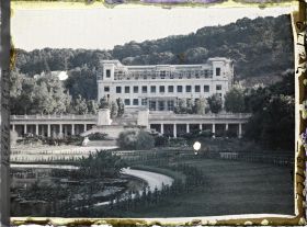 Image représentant Le jardin Français et le palais des Beaux-Arts en construction