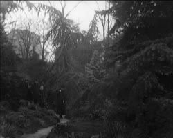 Image représentant La famille Kamenka dans les jardins de la propriété d'Albert Kahn