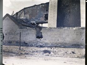 Image représentant Impact d'obus sur une usine
