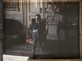 Image représentant Philippe Berthelot, probablement dans un salon de l'ambassade de France