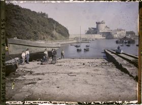 Image représentant France, Socoa, La jetée et le fort Groupe d'ouvriers réparant une embarcation