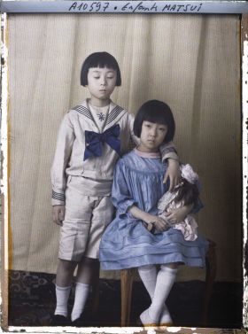 Image représentant Les enfants de  https://musee-albert-kahn.s-museum.fr/home/NWQ2OTAwYzNmYjZlZTk1ZWQwODJmMjY4L2dlbmVyaWMtbm90aWNlLXRhYi9hdXRob3JpdHkvNjE3YTc5ZjVjZjhiODk2OGIzMzM3ZDIx/5d6900c3fb6ee95ed082f268/generic-notice-tab/authority/617a79ebcf8b8968b333735c Keishiro Matsui