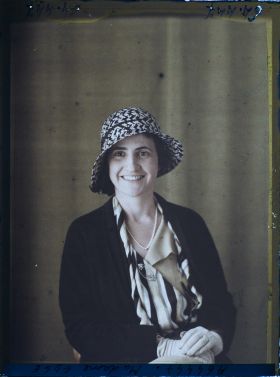 Image représentant https://musee-albert-kahn.s-museum.fr/home/NWQ2OTAwYzNmYjZlZTk1ZWQwODJmMjY4L2dlbmVyaWMtbm90aWNlLXRhYi9hdXRob3JpdHkvNjE3YTc5ZjVjZjhiODk2OGIzMzM3ZDIx/5d6900c3fb6ee95ed082f268/generic-notice-tab/authority/617a79ebcf8b8968b3336c73 Madame Walter Edge