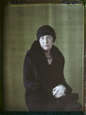 Image représentant https://musee-albert-kahn.s-museum.fr/home/NWQ2OTAwYzNmYjZlZTk1ZWQwODJmMjY4L2dlbmVyaWMtbm90aWNlLXRhYi9hdXRob3JpdHkvNjE3YTc5ZjVjZjhiODk2OGIzMzM3ZDIx/5d6900c3fb6ee95ed082f268/generic-notice-tab/authority/617a79ebcf8b8968b33369a5 Madame Burckel