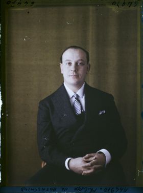 Image représentant Monsieur  https://musee-albert-kahn.s-museum.fr/home/NWQ2OTAwYzNmYjZlZTk1ZWQwODJmMjY4L2dlbmVyaWMtbm90aWNlLXRhYi9hdXRob3JpdHkvNjE3YTc5ZjVjZjhiODk2OGIzMzM3ZDIx/5d6900c3fb6ee95ed082f268/generic-notice-tab/authority/617a79ebcf8b8968b33376ff Philippe de Rothschild