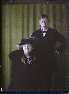Image représentant https://musee-albert-kahn.s-museum.fr/home/NWQ2OTAwYzNmYjZlZTk1ZWQwODJmMjY4L2dlbmVyaWMtbm90aWNlLXRhYi9hdXRob3JpdHkvNjE3YTc5ZjVjZjhiODk2OGIzMzM3ZDIx/5d6900c3fb6ee95ed082f268/generic-notice-tab/authority/617a79ebcf8b8968b3336ecf Stephen Gwynn et son épouse  https://musee-albert-kahn.s-museum.fr/home/NWQ2OTAwYzNmYjZlZTk1ZWQwODJmMjY4L2dlbmVyaWMtbm90aWNlLXRhYi9hdXRob3JpdHkvNjE3YTc5ZjVjZjhiODk2OGIzMzM3ZDIx/5d6900c3fb6ee95ed082f268/generic-notice-tab/authority/617a79ebcf8b8968b3336ed0 Mary Louisa