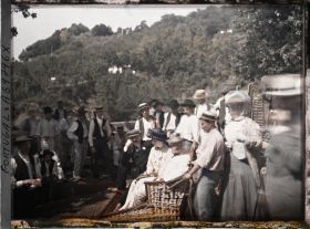 Image représentant Touristes (dont Auguste Léon de face ?) assis dans un traîneau en osier ("carros de cesto do Monte" tiré par des "carreiros")