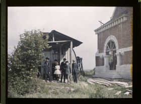 Image représentant France, Ecurie, Entrée de l'Eglise provisoire et de la nouvelle Eglise