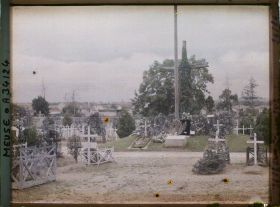Image représentant France, Verdun, La tombe des sept soldats inconnus, vue prise de l'entrée du Cimetière