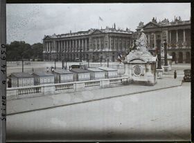 Image représentant Baraques de souscription à côté de la statue de Strasbourg, place de la Concorde