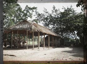Image représentant Un halle couverte de chaume où se tient le marché