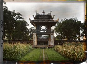Image représentant Soleil couchant sur le Khue-van-cac (" Kiosque de la Littérature "), vu de la deuxième cour du Van-mieu
