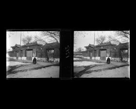 Image représentant Yonghegong ("palais de l'Harmonie et de la Concorde"). Zhaotaimen ("porte de l'Abondance Éclairée"), la porte principale à trois passages située dans la seconde avant-cour