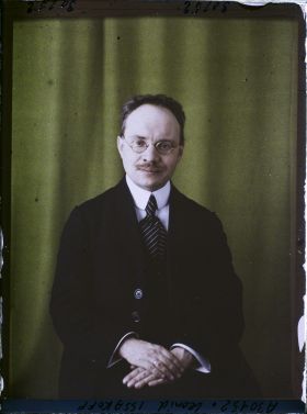 Image représentant Monsieur  https://musee-albert-kahn.s-museum.fr/home/NWQ2OTAwYzNmYjZlZTk1ZWQwODJmMjY4L2dlbmVyaWMtbm90aWNlLXRhYi9hdXRob3JpdHkvNjE3YTc5ZjVjZjhiODk2OGIzMzM3ZDIx/5d6900c3fb6ee95ed082f268/generic-notice-tab/authority/617a79ebcf8b8968b3336fa4 Leonid Dimitrievitch Issakoff