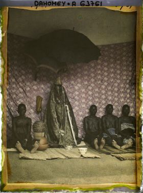 Image représentant Sacrifice à la tête : femmes du roi Houdji entourant les insignes de la royauté à l'occasion de la séparation du crâne du roi défunt de son corps