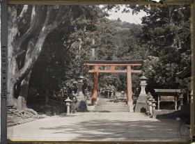 Image représentant Sanctuaire Kasuga-Jinja (ou Kasuga-Taisha), le deuxième torii (Ni-no-torii) et l'allée des lanternes