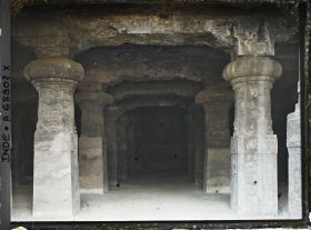Image représentant Une allée de piliers du temple-caverne hindou dédié à Shiva