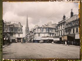 Image représentant La place des Capuçins, au second plan le clocher de l'église Sainte-Croix