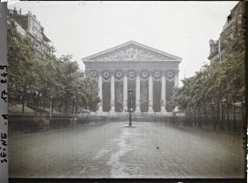Image représentant La Madeleine et la rue Royale au lendemain des fêtes de la Victoire des 13 et 14 juillet
