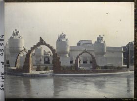 Image représentant L'Exposition des arts décoratifs, Jardin des Nymphéas, Fontaine sur l'esplanade des Invalides devant le Pavillon de Sèvres