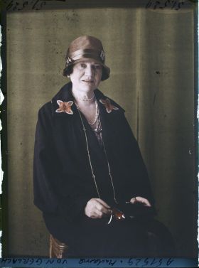 Image représentant https://musee-albert-kahn.s-museum.fr/home/NWQ2OTAwYzNmYjZlZTk1ZWQwODJmMjY4L2dlbmVyaWMtbm90aWNlLXRhYi9hdXRob3JpdHkvNjE3YTc5ZjVjZjhiODk2OGIzMzM3ZDIx/5d6900c3fb6ee95ed082f268/generic-notice-tab/authority/617a79ebcf8b8968b3336d9c Madame von Gerlach