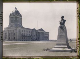 Image représentant Canada, Winnipeg, Buste de Cartier et Parlement