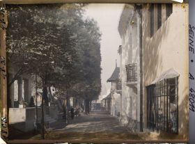 Image représentant L'Exposition des arts décoratifs, Allée du village français derrière la mairie et la maison de tous