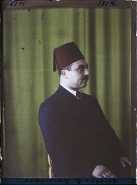 Image représentant L'interprète  https://musee-albert-kahn.s-museum.fr/home/NWQ2OTAwYzNmYjZlZTk1ZWQwODJmMjY4L2dlbmVyaWMtbm90aWNlLXRhYi9hdXRob3JpdHkvNjE3YTc5ZjVjZjhiODk2OGIzMzM3ZDIx/5d6900c3fb6ee95ed082f268/generic-notice-tab/authority/617a79ebcf8b8968b333688c Bensliman