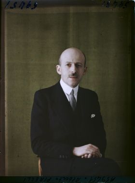 Image représentant https://musee-albert-kahn.s-museum.fr/home/NWQ2OTAwYzNmYjZlZTk1ZWQwODJmMjY4L2dlbmVyaWMtbm90aWNlLXRhYi9hdXRob3JpdHkvNjE3YTc5ZjVjZjhiODk2OGIzMzM3ZDIx/5d6900c3fb6ee95ed082f268/generic-notice-tab/authority/617a79ebcf8b8968b33375ac Monsieur Alberto Pirelli