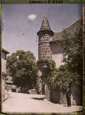 Image représentant La place et maison de la tour d'Auvergne
