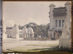 Image représentant L'Exposition des arts décoratifs, Jardin des Nymphéas, A. Laprade, Fontaine sur l'esplanade devant le pavillon de Sèvres et la tour de Champagne à droite