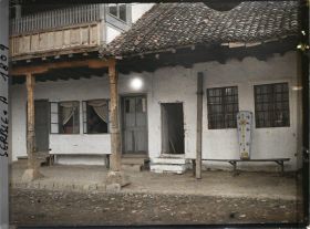 Image représentant Un cercueil sous le portique en forme d'arc d'une maison turque