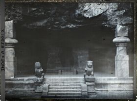 Image représentant Portique de l'entrée sud-est du temple-caverne hindou dédié à Shiva : derrière les lions, un lingam
