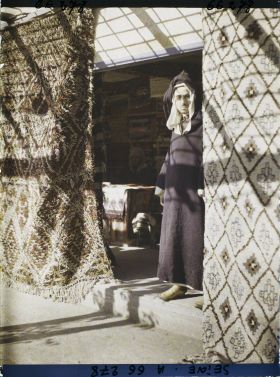 Image représentant L'Exposition Coloniale Internationale de 1931, marchand de tapis marocain