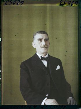 Image représentant Monsieur  https://musee-albert-kahn.s-museum.fr/home/NWQ2OTAwYzNmYjZlZTk1ZWQwODJmMjY4L2dlbmVyaWMtbm90aWNlLXRhYi9hdXRob3JpdHkvNjE3YTc5ZjVjZjhiODk2OGIzMzM3ZDIx/5d6900c3fb6ee95ed082f268/generic-notice-tab/authority/617a79ebcf8b8968b3337711 Roberto de Ruggiero
