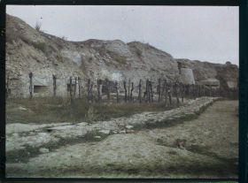 Image représentant France, Fort de Douaumont, Le mur du fort près de l'entrée