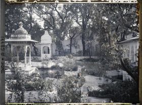Image représentant Bassin-jardin du palais flottant de Jag Niwas ou de Jag Mandir sur le lac Pichola