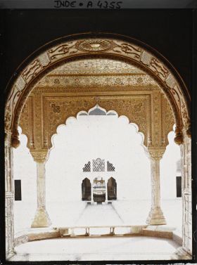 Image représentant Dans le fort Rouge (Lal Qila), les bassins vides du bâtiment de la garde-robe (Tosha-Khana) dans les appartements privés de l'empereur