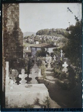 Image représentant France, Ispoure, Le Cimetière et le Village