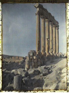 Image représentant Vue du côté interne des six colonnes restantes du péristyle méridional du sanctuaire du Temple de Jupiter Héliopolitain